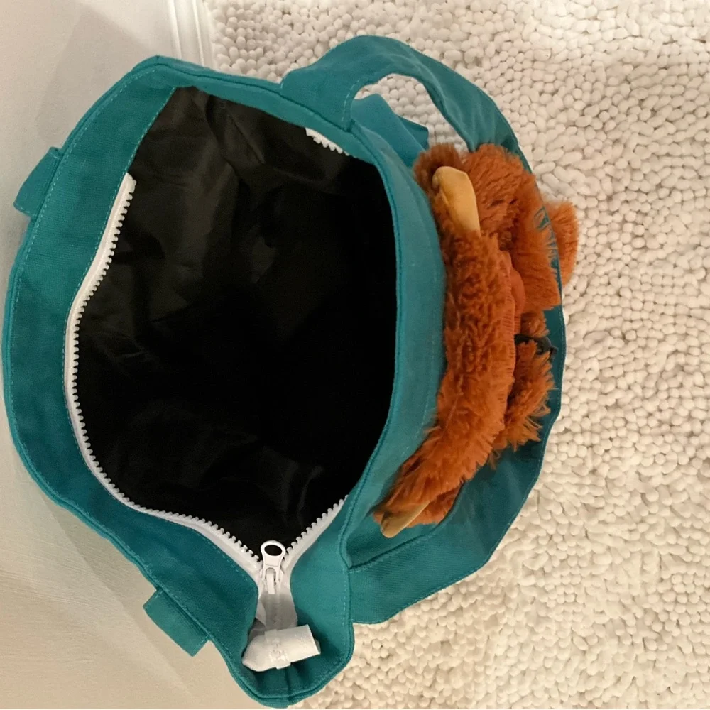 CANVASS SHOULDER LION PET CARRIER W/ ADJUSTABLE OPENING FOR PET HEAD & AIR FLOW.